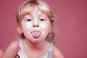 De ce unii copii au un comportament neadecvat, atunci când părinții lor sunt prin preajmă