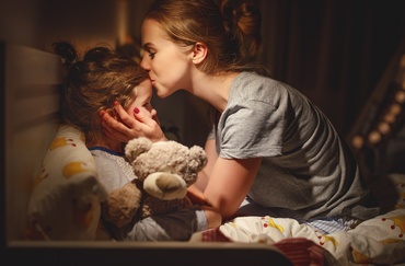 7 întrebări esențiale pe care i le poți adresa copilului înainte de culcare, care te ajută la crearea unei legături puternice cu cel mic