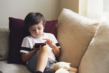 Copilul, vacanța de vară și orele petrecute în fața dispozitivelor media. 3 moduri prin care îți poți ține prichindelul departe de ecrane