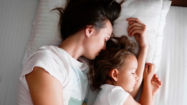 Cum să renunți la co-sleeping: ghid pentru fiecare vârstă