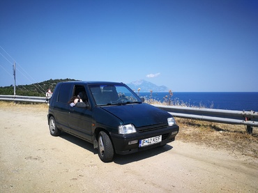 Un român curajos și-a luat familia și a plecat în concediu în Grecia cu un Tico. Criticile experților în parenting nu au întârziat să apară