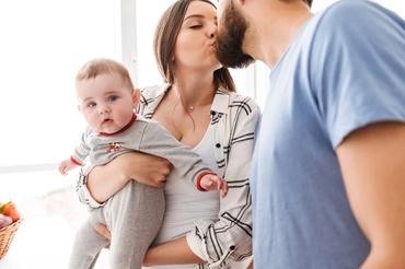 Sărută-ți, omule, copilul și femeia, când intri-n casa de unde-ai fost plecat