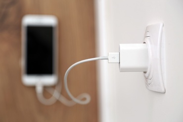 Atenție! Nu mai lăsați dispozitivele electronice la încărcat, peste noapte! Iată de ce