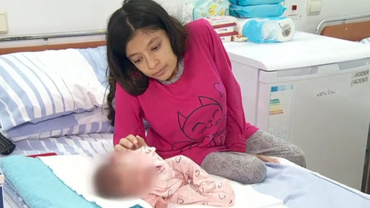 O tânără cu nanism, de 24 kg și 1,2 m înălțime, a devenit mamă. Acum cere ajutor pentru analizele fetiței: „Vreau să las ceva în urmă”