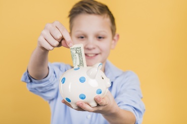 Românii care lucrează în străinătate pot primi alocații europene pentru copii de până la 160 de euro, dar doar 3% știu asta