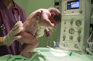 Marea Britanie vrea să secvențieze ADN-ul bebelușilor pentru depistarea bolilor rare și a cancerului