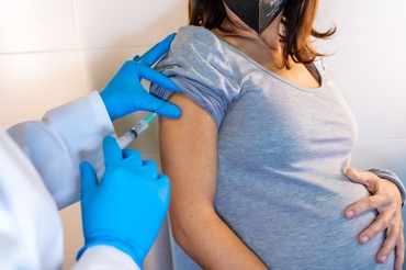 Dragi mămici cu burtici, vaccinurile împotriva COVID-19 sunt sigure în timpul sarcinii. Ce nu este deloc sigur în timpul sarcinii? Înfectarea cu COVID-19!
