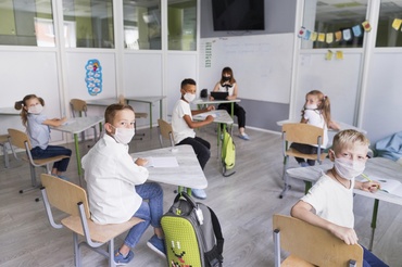 Vacanța elevilor s-a încheiat. De ce a fost ales pragul de 60 la sută profesori vaccinați pentru începerea cursurilor în format fizic