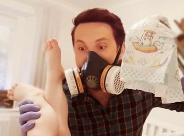 Dani Oțil, cu masca de gaze când schimbă bebelușul?!