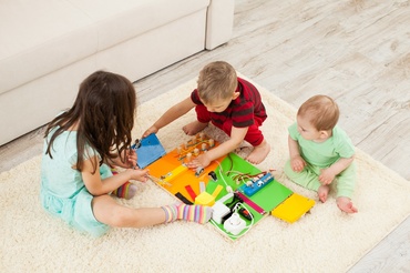 Plăcile senzoriale Montessori: Beneficiile pe care acestea le oferă copiilor