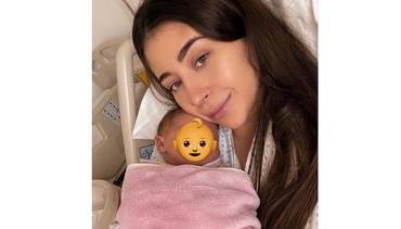 Nicole Cherry, mesaj pentru fanii ei, în timp ce-și alăpta fetița. "Calmați-vă cu sânul, vă rog"