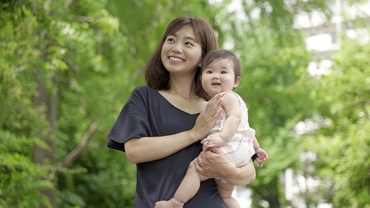 De ce mămicile japoneze preferă să-și plimbe copiii în brațe, și nu în cărucior
