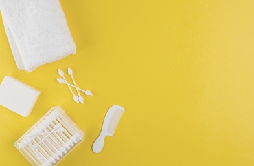 Bețișoarele de urechi la bebeluși, un adevărat pericol. De ce nu ar trebui să le (mai) folosim?