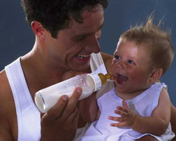 Tatal si alaptarea bebelusului, 6 feluri in care poate participa
