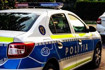 Două fetițe care traversau strada au fost lovite de o mașină de poliție, în Sectorul 1