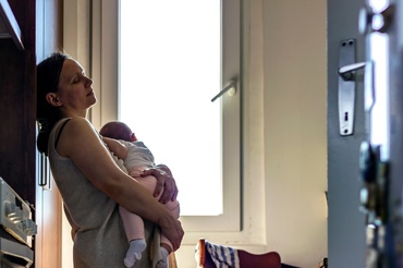 8 moduri de a ajuta, cu adevărat, o proaspătă mămică