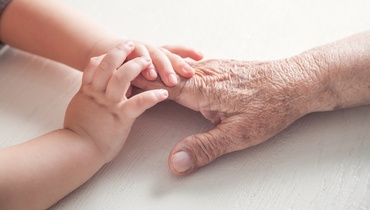 Îngrijirea nepoților poate preveni demența și Alzheimer-ul bunicilor? Iată ce spun studiile