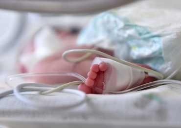 Un bebeluș de 3 săptămâni a murit, din cauza COVID-19: Părinți, atenție la aceste simptome de COVID, la copii