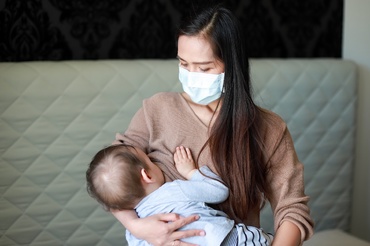 Da, poți alăpta bebelușul dacă ai COVID-19, spune un nou studiu