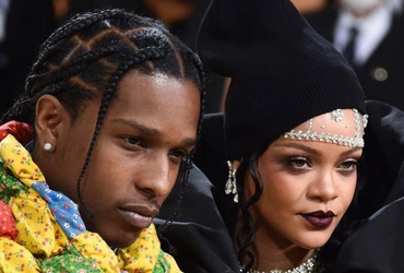 Rihanna este însărcinată! Primele fotografii cu artista gravidă
