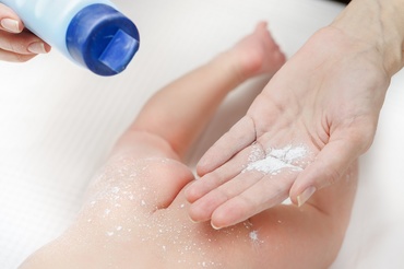 Pudra de talc, la bebeluși: ce trebuie să știi despre ea