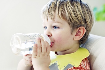 Copilul de 3 ani încă mai folosește biberonul? Iată ce trebuie să știi