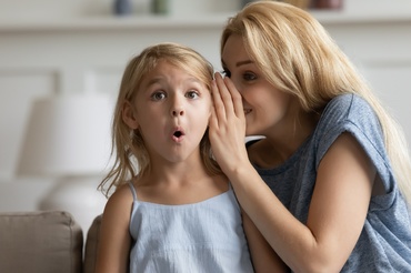 „Pe unde iese bebelușul, mami?” Cum îi explicăm copilului acest lucru, în funcție de vârsta lui