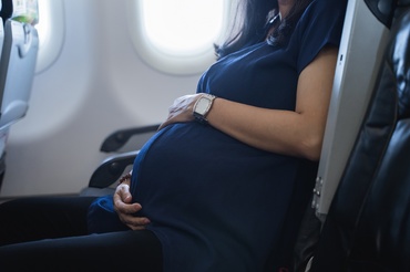 Ești însărcinată, dar vrei să călătorești cu avionul? Iată câteva reguli pe care ar trebui să le respecți