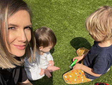 Cum reușește Adela Popescu să-și împartă dragostea în mod egal pentru toți cei trei copii ai ei