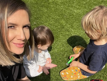 Ce tactică inedită aplică Adela Popescu copiilor ei, pentru a le limita timpul petrecut la televizor