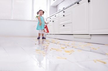 NU, copilul nu aruncă mâncarea pe jos ca să te enerveze! Iată care sunt motivele reale