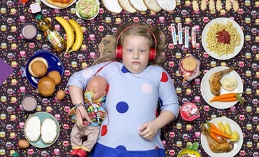 Un fotograf a surprins imagini cu ceea ce mănâncă prichindeii din întreaga lume, într-o săptămână