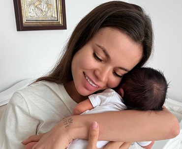 Denisa Filcea i-a pus cercei micuței Eva. „Cred că nici nu a conștientizat ce se întâmplă”