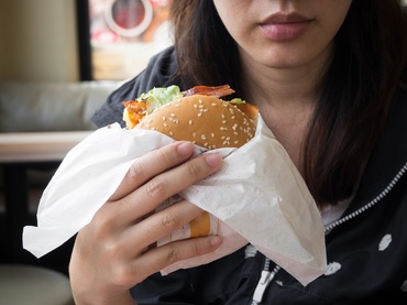Mâncarea de tip fast-food consumată înainte de sarcină poate afecta alăptarea, spune un nou studiu