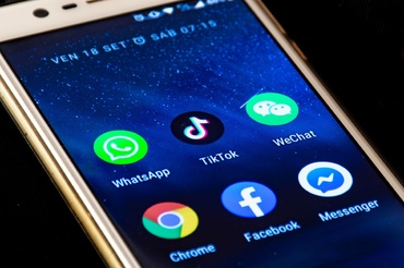 Dragi părinți, nu vă mai traumatizați copiii pe social media
