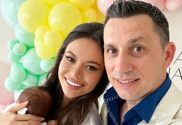 Oups! Mic incident în familia domnului Rimă. Denisa Filcea: „Chiar nu credeam că va veni ziua în care cineva se va kk pe una dintre rochiile mele preferate”