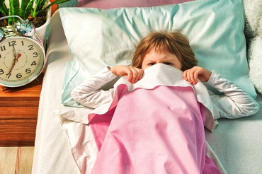 Copilul se trezește greu dimineața? Iată ce poți face