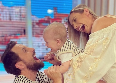 Luca-Tiago, băiețelul Gabrielei și al lui Dani Oțil, a împlinit un an. Ce obiecte a ales micuțul de pe tăviță, la petrecerea de moț