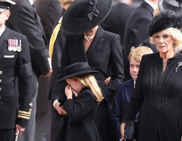 Cele mai puternice fotografii cu Prințul George și Prințesa Charlotte, de la înmormântarea Reginei Elisabeta a II-a