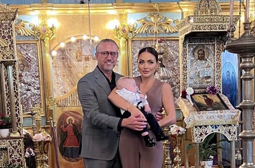 Corina Caciuc și Laurențiu Reghecampf l-au botezat pe micuțul Liam. Fotografii de la eveniment