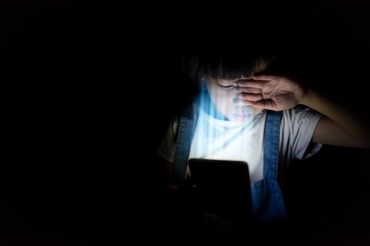 Expunerea copiilor la lumina albastră poate cauza pubertatea timpurie
