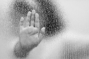 O fetiță de 8 ani a fost eliberată de autorități după ce a fost ținută închisă în casă toată viața de mamă și bunici