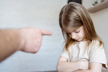 Evită cu orice preț să-i spui copilului aceste 3 fraze toxice