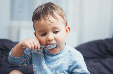 Micuțul tău adoarme greu? 5 alimente care ajută copilul să adoarmă mai ușor