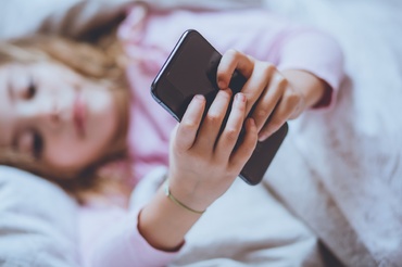 La ce vârstă ar trebui să aibă copilul propriul telefon mobil?