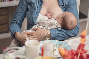În vizită la bebelușul care este alăptat. 5 reguli care NU pot fi negociate