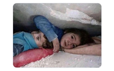 Fotografie emoționantă: O fetiță și-a protejat fratele sub dărâmăturile din urma cutremurului, timp de 17 ore