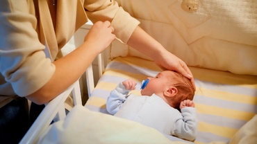 Ce să faci și ce să NU faci, dacă nou-născutul stă treaz noaptea și doarme toată ziua