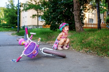 De ce plânge copilul, după ce a căzut? Iată motivele întemeiate