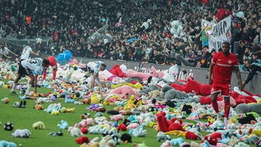 Emoționant: jucării pentru copiii afectați de cutremur, pe un întreg stadion